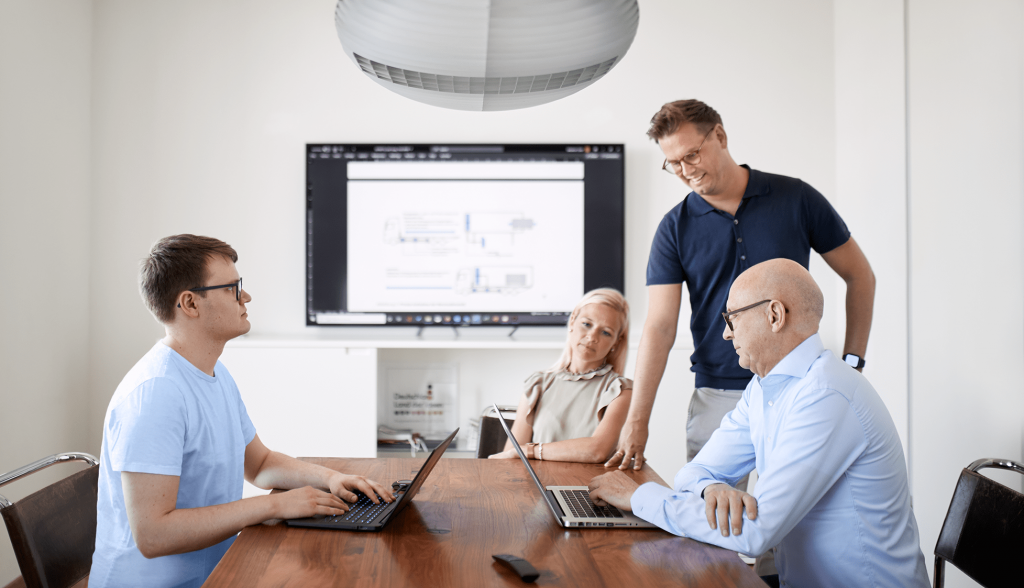 XPERT Team bei der Konzeptentwicklung am Whiteboard